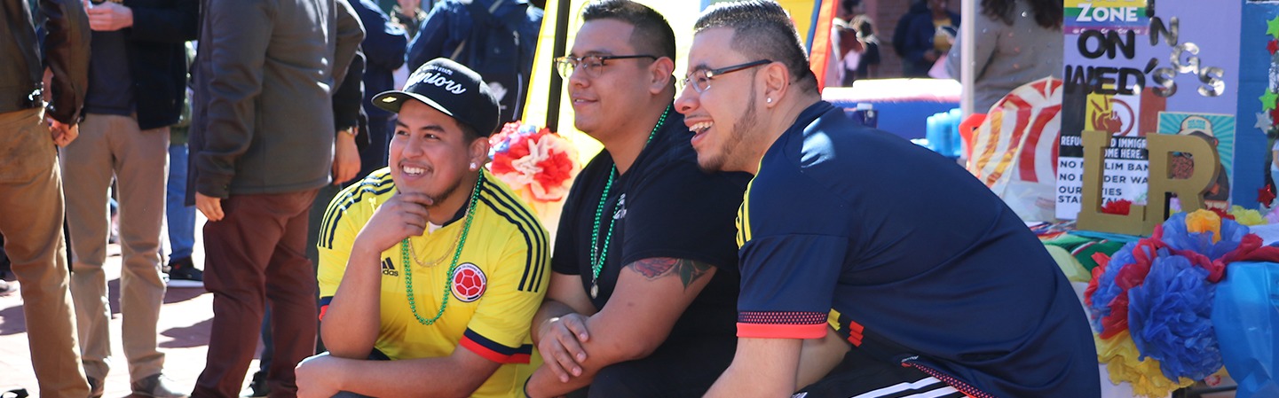 3 students la raza club