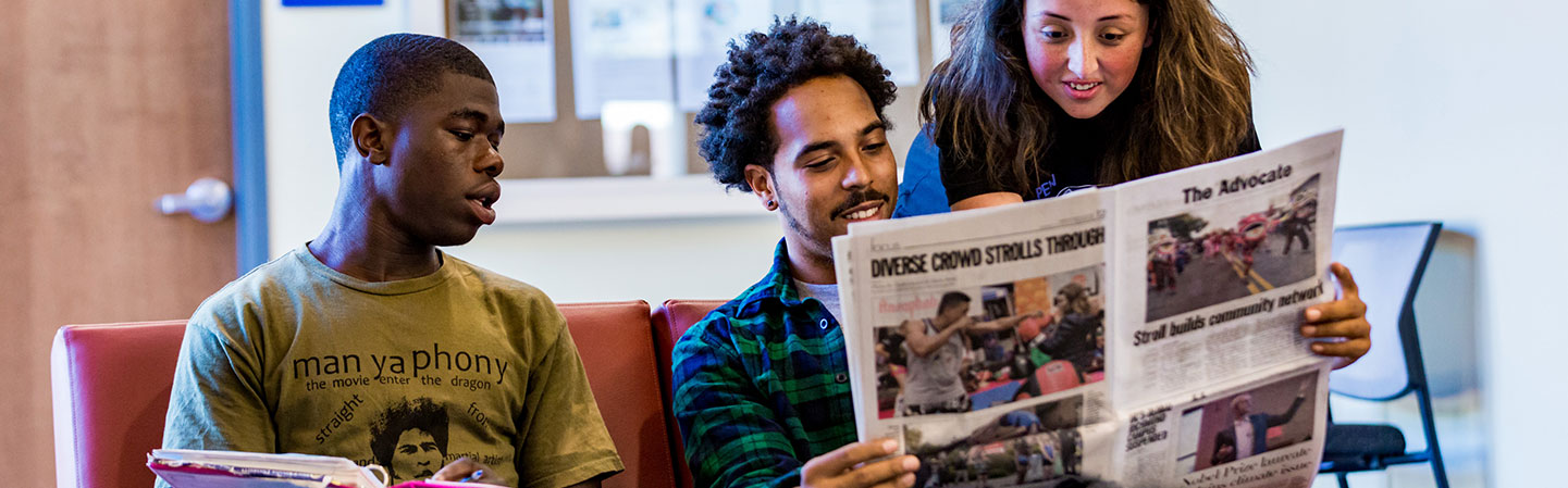 students read a newspaper.